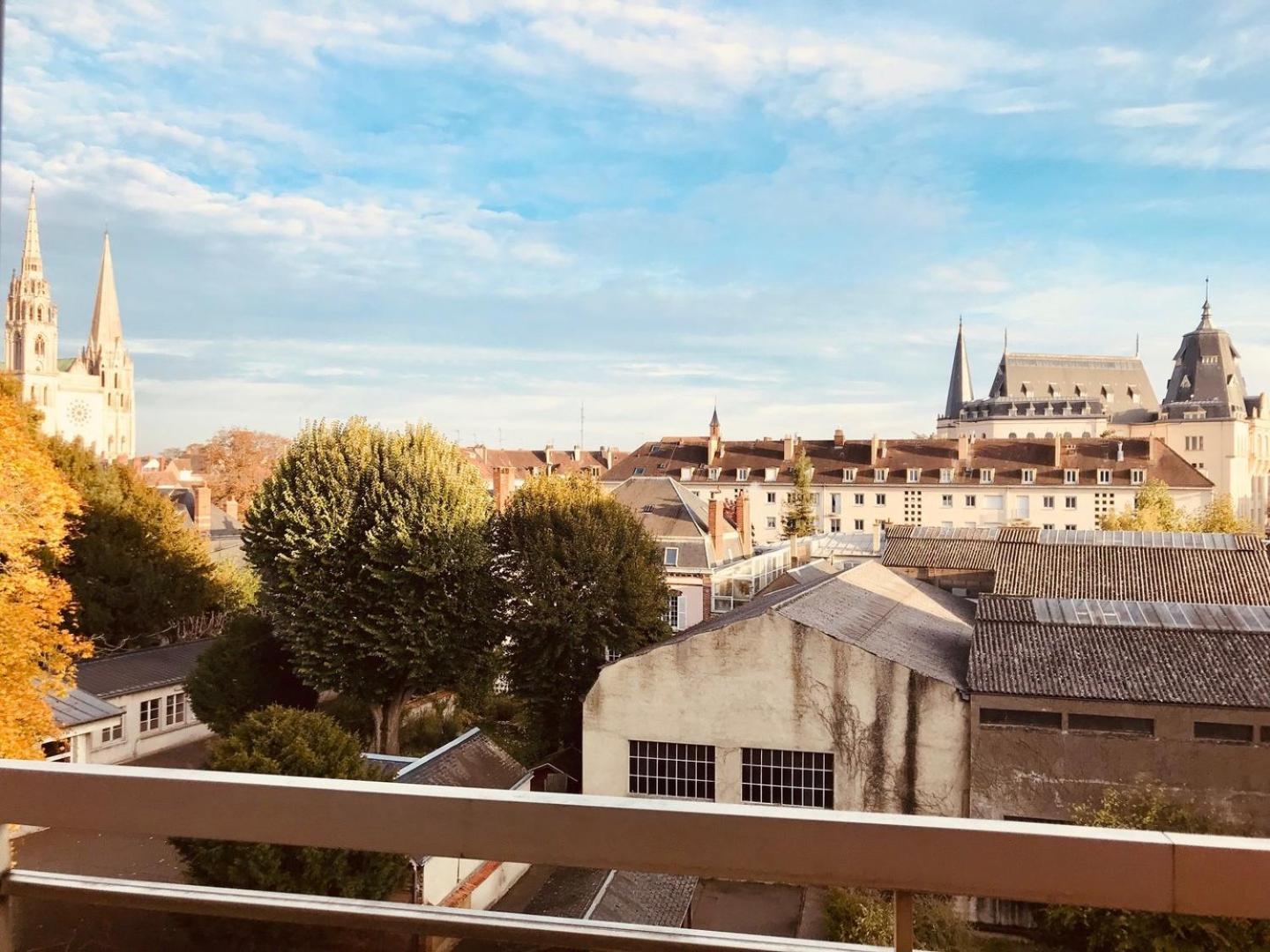 Appartement Avec Parking Et Balcon Vue Cathedrale Chartres Luaran gambar