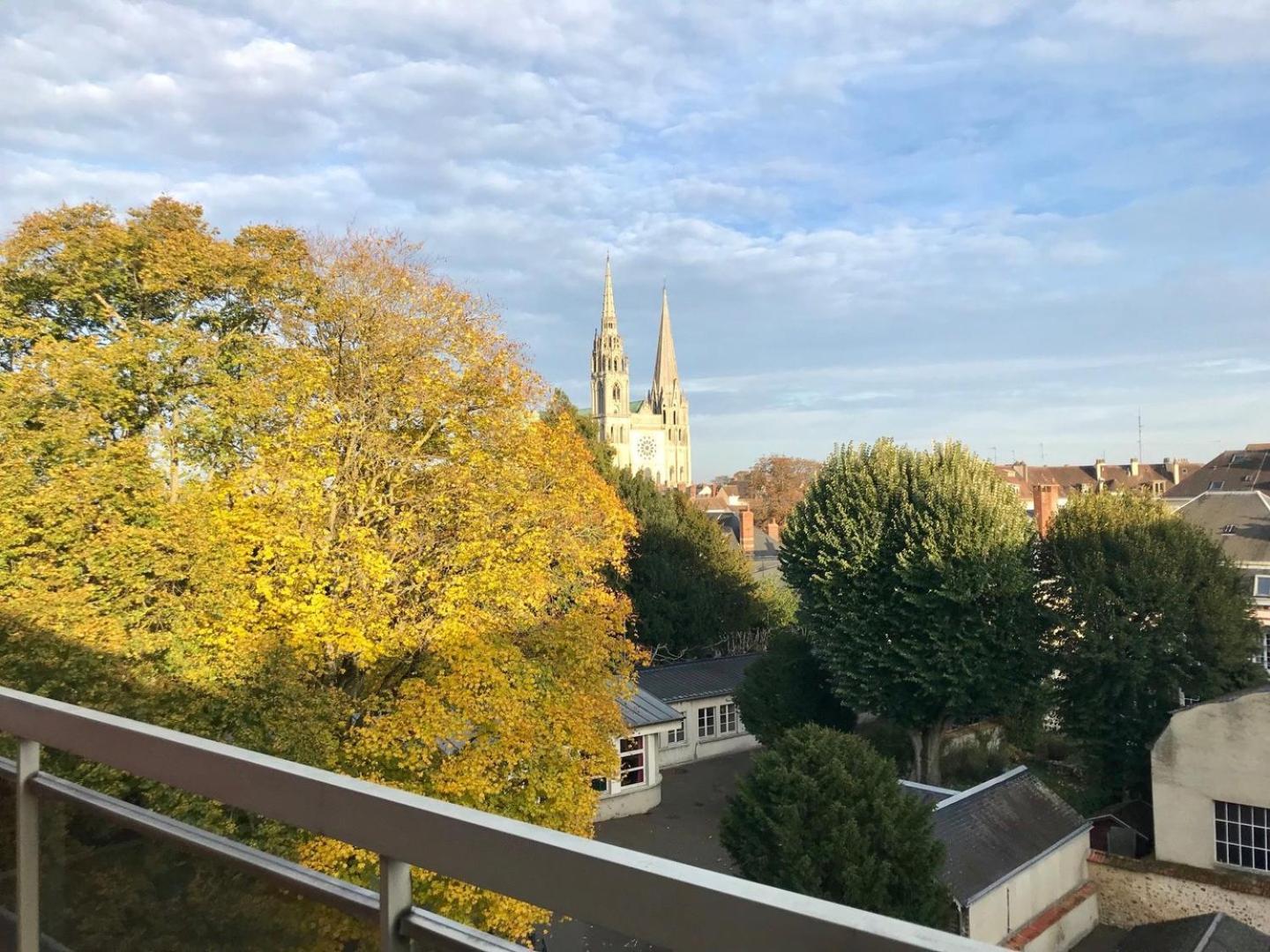 Appartement Avec Parking Et Balcon Vue Cathedrale Chartres Luaran gambar